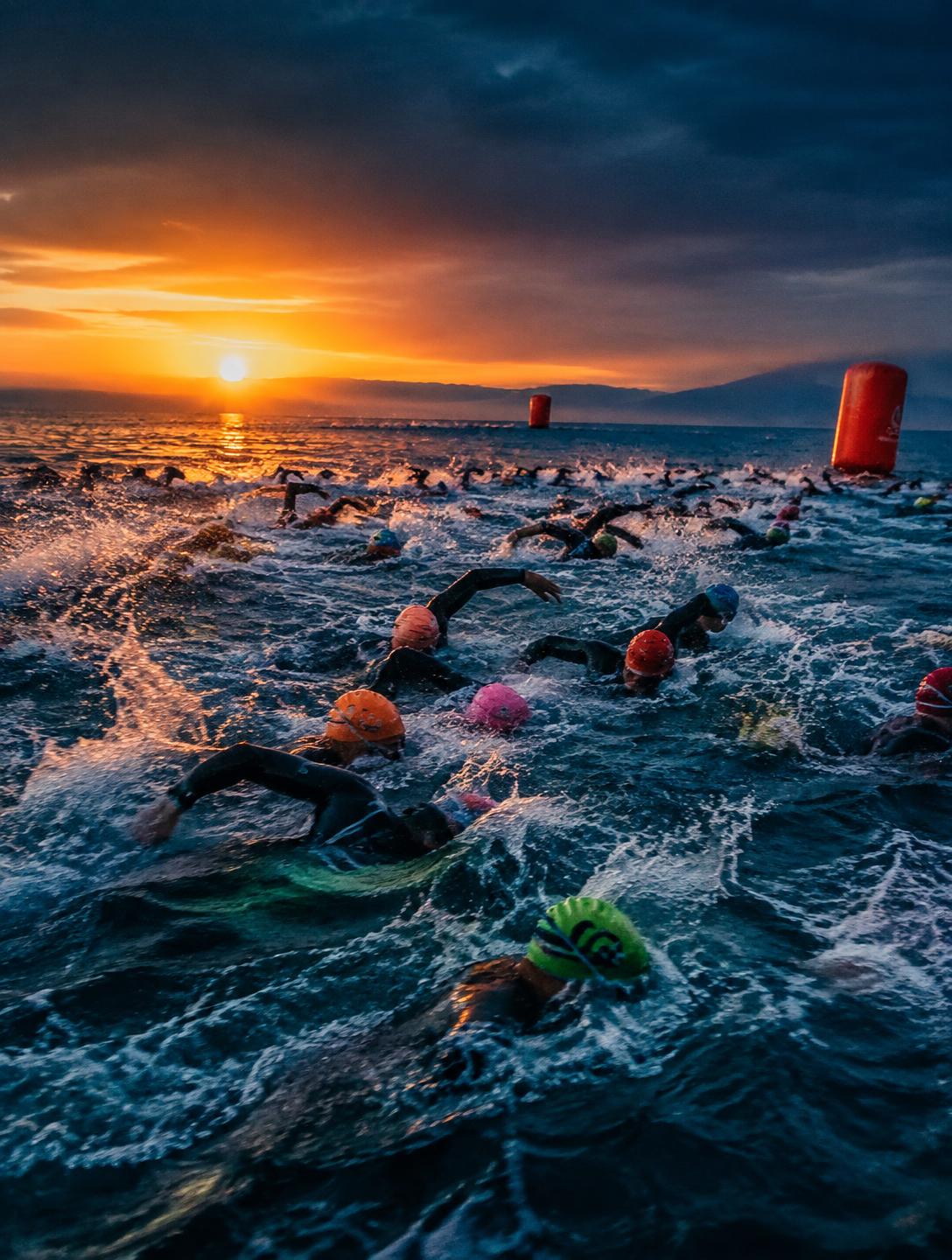 Partenza di gruppo OCEANMAN in mare all'alba